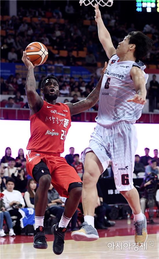 [포토]화이트, '슛블록을 피해'