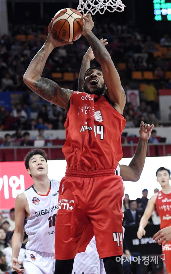 [포토]심스, '골밑은 내가 지배한다'