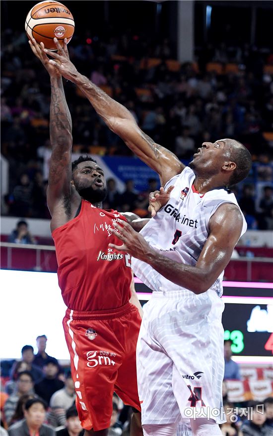 [포토]심스의 슛블록에 막힌 화이트