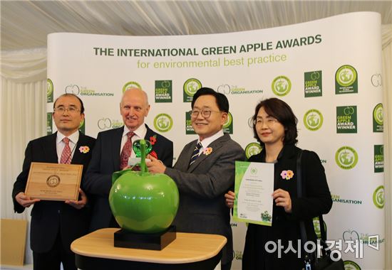 전남 순천시가 지난 11일 영국 런던 웨스트민스터 궁전의사당에서 유럽 최고의 친환경상인 ‘그린애플 어워즈상’을 수상했다.