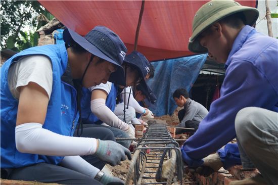 삼성물산은 지난 6일부터13일까지 베트남 타이응우옌성 푸빈읍냐미코뮌마을에서 글로벌 주건환경개선봉사활동을 펼쳤다. 삼성물산 봉사단이 현지 주민들과 함께 주택 신축공사를 진행하는 모습(자료:삼성물산)