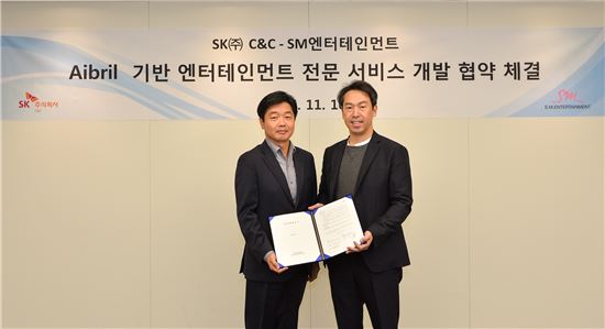 이기열 SK㈜ C&C 디지털/금융사업부문장(왼쪽)과 김영민 SM엔터테인먼트 김영민 대표