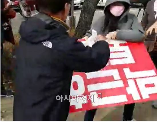 박정희 추모행사 참석자들, '박근혜 퇴진' 1인 시위자 폭행