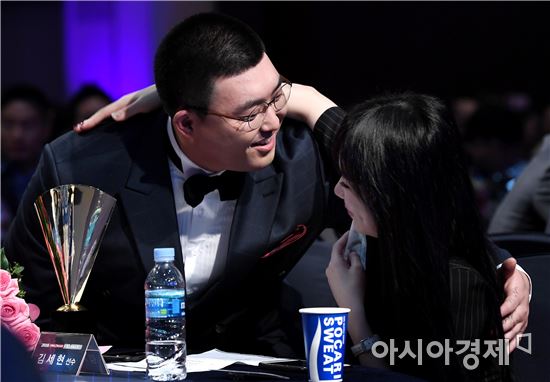 [포토]김세현 '여보, 나 세이브상 먹었어!'