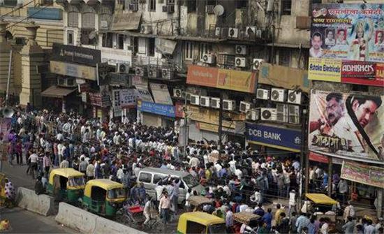12일(현지시간) 인도 뉴델리에서 현금을 인출하기 위한 인파가 은행 앞에 몰리면서 교통상황마저 악화되고 있다.(사진출처=AP)
