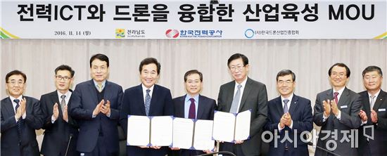 이낙연 전남지사, 이효구 (사)한국드론산업진흥협회 회장, 조환익 한전사장(왼쪽 네 번째부터)은 14일 오후 나주 한국전력공사에서 전력 ICT와 무인기를 융합한 산업육성 업무협약을 체결했다. 사진제공=전남도