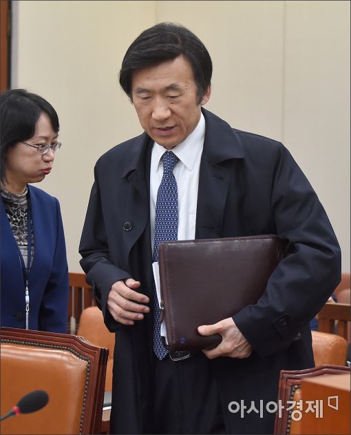 [포토]국회 외통위 출석하는 윤병세 장관