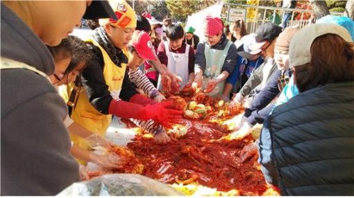 지난해 상곡초등학교에서 진행한 '사랑의 김장 담그기' 행사 모습
