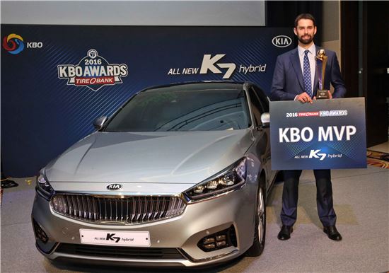 기아자동차는 지난 14일 '더케이호텔서울'에서 열린 '2016 KBO리그 시상식'에서 MVP로 선정된 더스틴 니퍼트 선수에게 '올 뉴 K7 하이브리드'를 증정했다.

