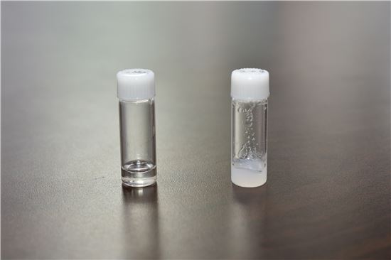 KIST 구종민 박사팀이 개발하 겔 타임 전해질(사진 오른쪽)과 기존 액체 전해질(왼쪽)