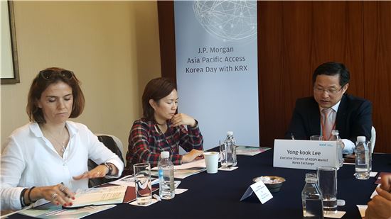 15일 홍콩에서 개최된 '한국 자본시장 컨퍼런스 및 상장기업 IR'에서 이용국 한국거래소 유가증권시장본부 상무가 행사에 참가한 기관투자자들에게 KRX의 시장운영방향 등을 설명하고 있다.