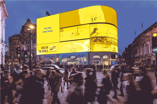 삼성전자가 영국 런던 피카딜리 광장에 운영 중인 LED 전광판<자료사진=삼성전자>