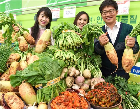 15일 농협하나로마트 양재점에서 모델들이 전북부안 천수무, 강화도 순무, 전남여수 돌산갓 등 지역의 특색 있는 김장 재료를 선보이고 있다.
