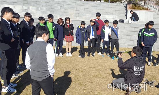 호남대 통합뉴스센터, 광주 성덕중 ‘앵커·드론 체험’ 