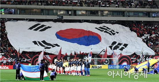 [포토]대형 태극기 펼쳐지는 서울월드컵경기장