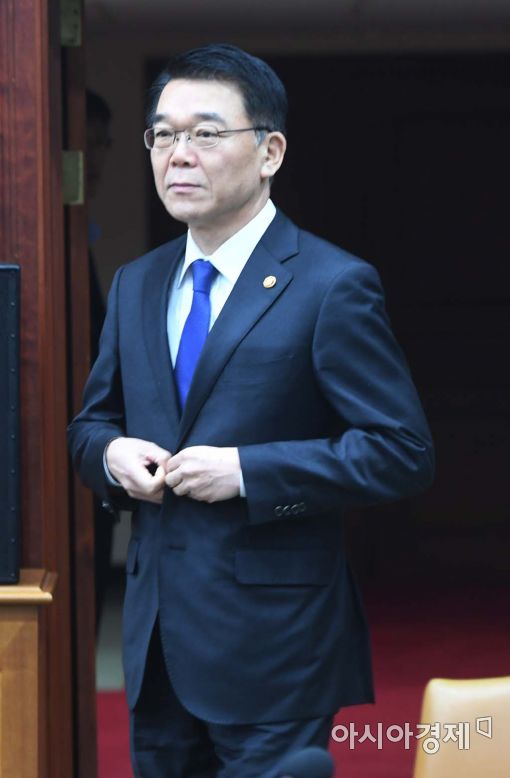 [포토]경제관계장관회의 참석하는 강호인 장관 