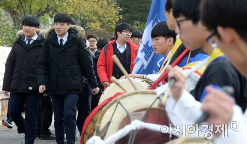 [포토]후배들 응원 속 교문 나서는 수험생들