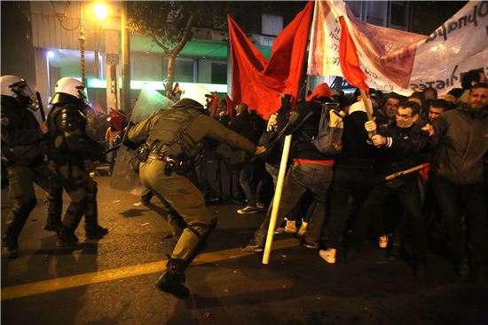 [포토]"오바마는 물러가라"…화염병 던지는 그리스 시위대