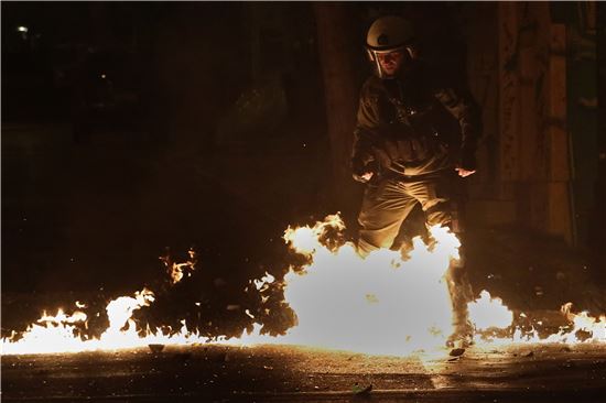 [포토]"오바마는 물러가라"…화염병 던지는 그리스 시위대