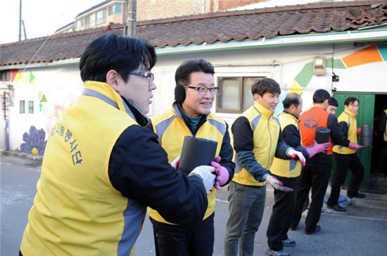 2015년 연탄나눔 봉사활동 시 직원들과 함께 연탄을 나르는 이성균 일화 대표(왼쪽 두번째)
 