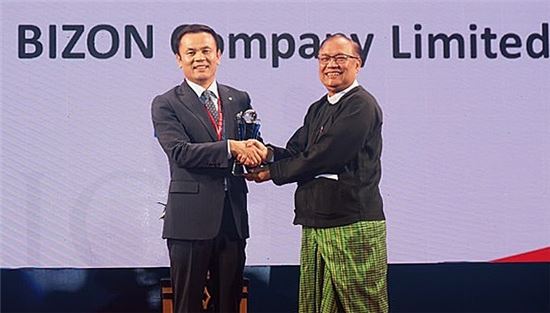미얀마 양곤에서 개최된 ‘ASOCIO ICT 서밋 2016’ 행사에서 더존비즈온이 ASOCIO ICT 컴퍼니 부문 수상자로 선정된 가운데, 이중현 부사장(사진 왼쪽)이 우 탄 신 마웅 미얀마 교통통신부장관으로부터 상패를 전달받고 있다.