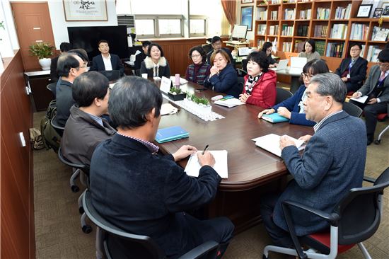 이재정 경기도교육감이 교육시민단체 관계자들과 간담회를 갖고 있다. 