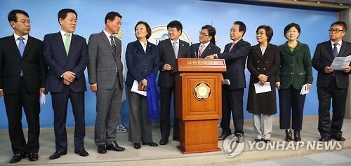 16일 오후 국회에서 여야 의원들이 박근혜 대통령의 '질서있는 퇴진' 방안을 마련을 위한 국회 본회의 또는 전원위 소집을 제안 기자회견을 하고 있다. 이날 제안 참여 여야 의원들은 국정공백을 최소화 하면서 대통령의 퇴임을 위한 구체적 절차를 마련할 계획이라 밝혔다. (오른쪽부터) 민주당 민병두, 국민의당 박주현, 새누리당 이혜훈, 민주당 변재일, 우원식, 새누리당 이종구, 민주당 박영선, 새누리당 황영철, 국민의당 주승용, 정의당 김종대 의원. / 사진 연합뉴스