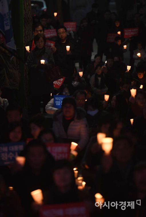 [포토]박 대통령 엄정수사 촉구 번개 촛불 집회