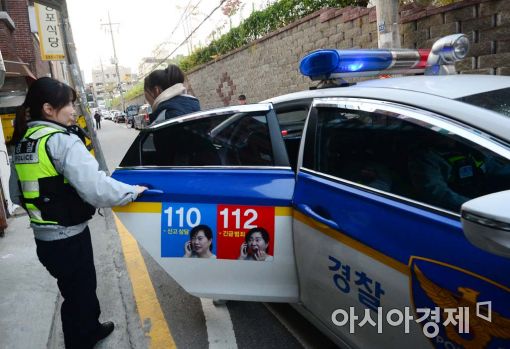 2017학년도 대학수학능력시험이 실시된 17일 서울 서초구 서초고등학교에서 한 수험생이 경찰차에서 내리고 있다. (사진=백소아 기자)
