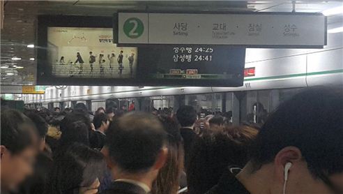 ▲2호선 열차 고장으로 지하철역이 혼잡하다. (사진=트위터)