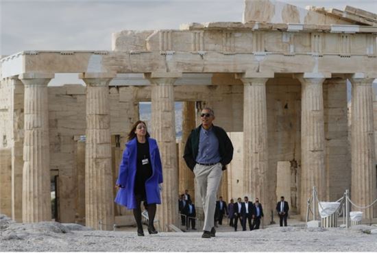 16일(현지시간) 버락 오바마 미국 대통령이 그리스 아테네의 고대 유적인 아크로 폴리스를 걷고 있다.  이날 오바마 대통령은 파르테논 신전, 아크로폴리스 박물관 등 고대 그리스의 유적지를 방문해 연설을 마친 뒤 두 번째 순방지인 독일로 떠났다.(사진=AP연합)