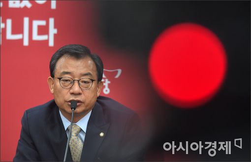 [포토]당 대권후보 강하게 비난하는 이정현 대표