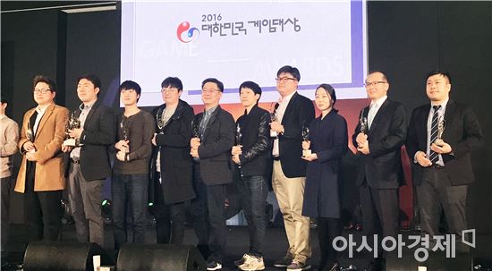 ‘2016 대한민국 게임대상’ 스타트업 부분을 수상한 ㈜인스퀘어 문준석대표(오른쪽4번째)