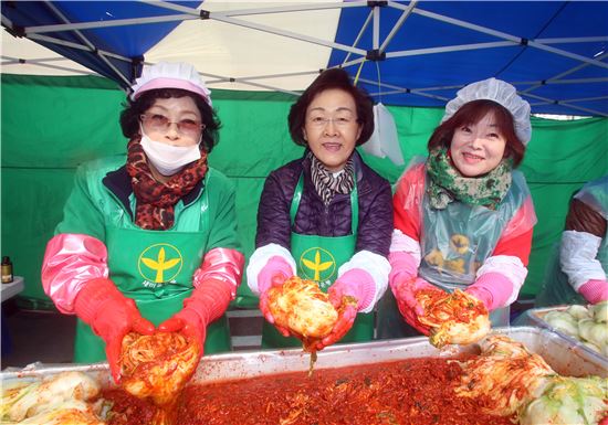 [포토]강남구 사랑의 김장 담그기 