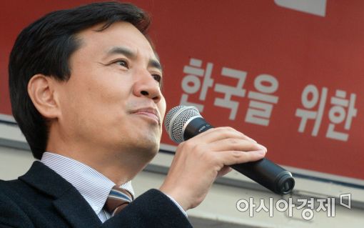 [포토]대통령 하야반대 집회 참석한 김진태 의원