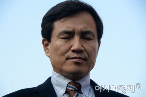 [포토]묵념하는 김진태 새누리당 의원