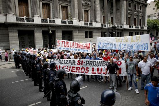 [포토]그레이하운드 경주 금지한 아르헨티나…찬반 시위 격렬