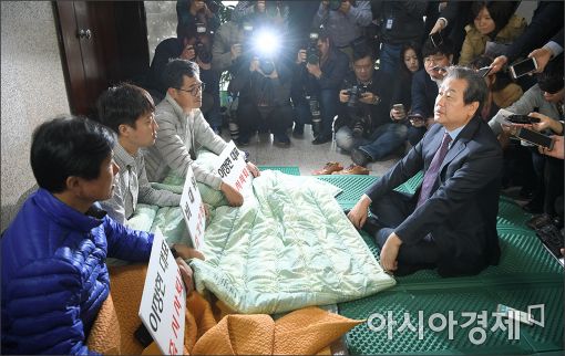 [포토]"이정현 대표 사퇴를 위해 같이 싸우자"