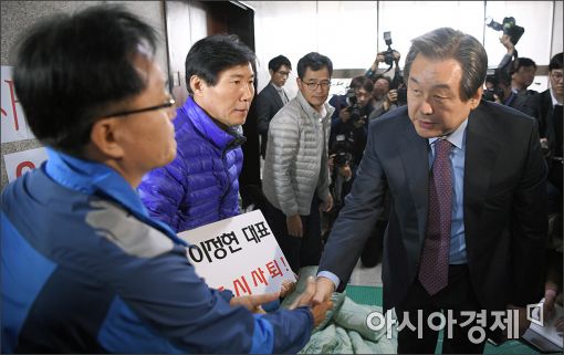 [포토]김무성, 이정현 사퇴 촉구 단식 농성장 방문