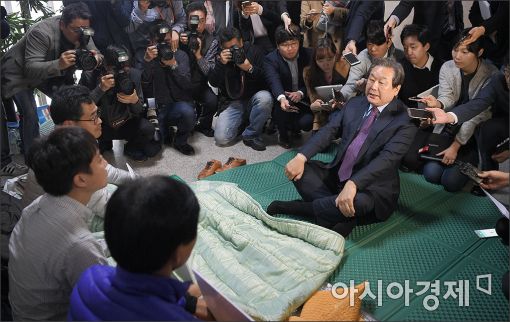 [포토]김무성 전 대표, 이정현 사퇴 단식 농성장 방문