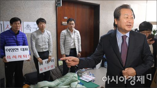 [포토]이정현 사퇴 단식농성장 방문한 김무성