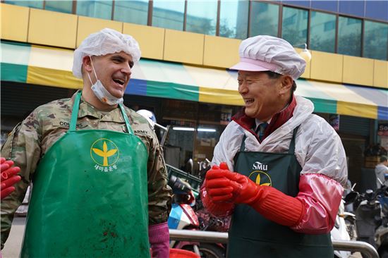 [포토]중구 새마을부녀회 사랑의 김장 담그기