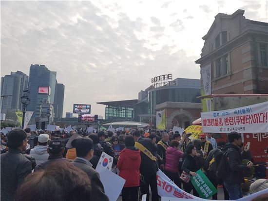 박사모 회원들이 19일 오후 서울역광장에서 박근혜 대통령 퇴진을 요구하는 촛불집회에 맞서는 맞불집회를 시작했다.