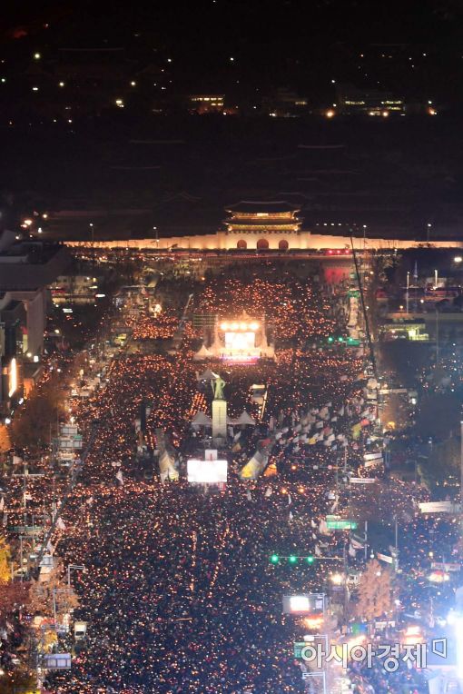 19일 오후 서울 광화문광장에서 '최순실 게이트' 진상규명과 박근혜 대통령 퇴진을 촉구하는 4차 '2016 민중 총궐기 대회'에 참석한 시민들이 촛불을 들고 있다.
