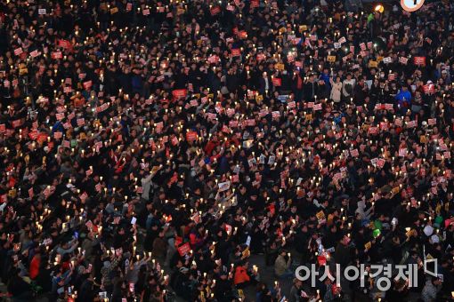 [11·19 촛불집회]서울 60만·전국 95만…촛불은 바람에도 안꺼졌다(종합)