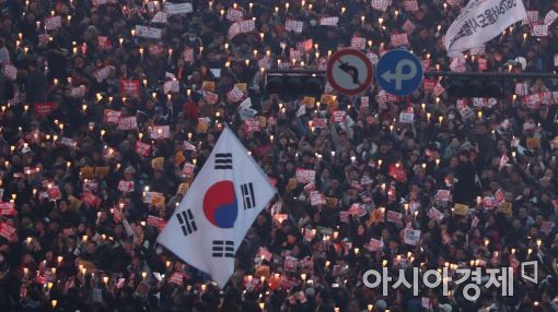 주말은 촛불집회 가는 날…최순실 사태 한달째 변화하는 대한민국