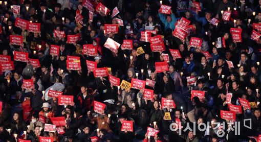 [11·19 촛불집회]서울 60만·전국 95만…촛불은 바람에도 안꺼졌다(종합)