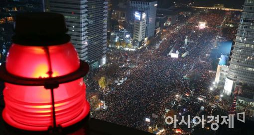 [11·19 촛불집회]촛불은 바람에도 꺼지지 않았다…서울 60만, 전국 95만