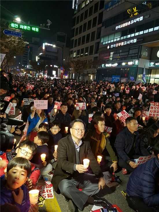 [포토]대구에서 촛불을 든 김부겸 의원