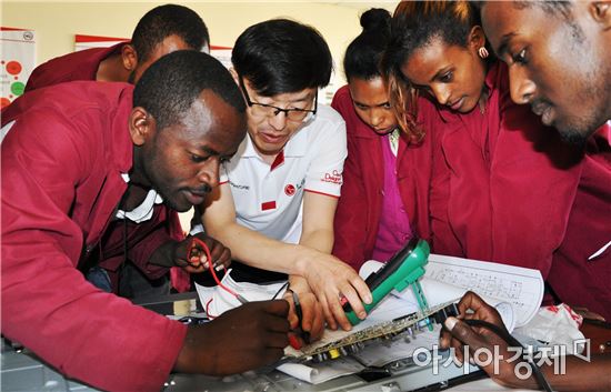 ▲류광진 LG전자 두바이서비스법인 기술명장(왼쪽 첫번째)이 에티오피아 직업학교 학생들에 기술특강을 진행하고 있다.(제공=LG전자)